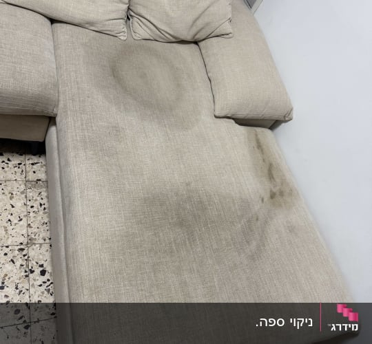 ספה עם כתמים על ריפוד בד בהיר